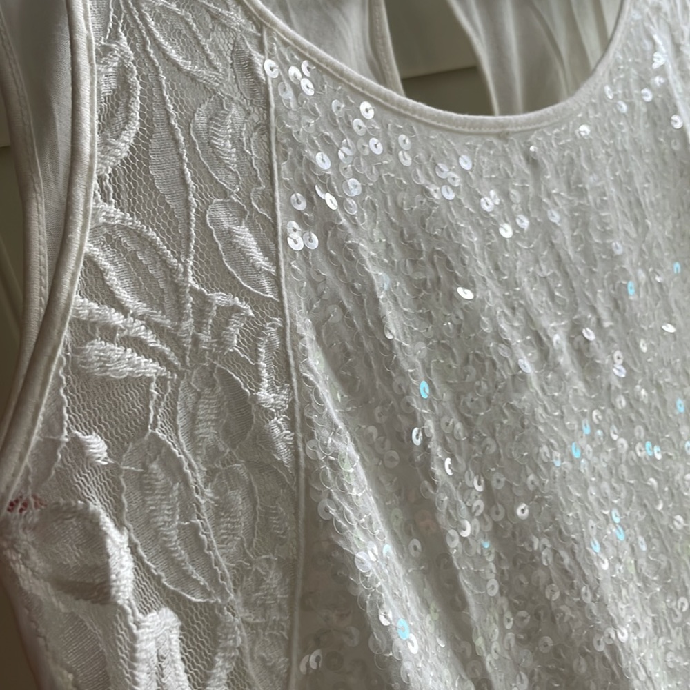 3for$15 NWOT sequins encrusted top with lace